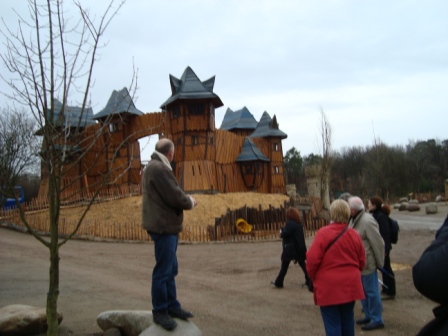 obří hrad s třemi patry prolézaček a tobogánů